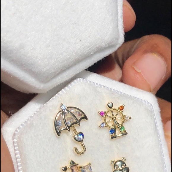 Gorgeous 5 pieces gold plated Swarovski elements earrings - Picture 5 of 10